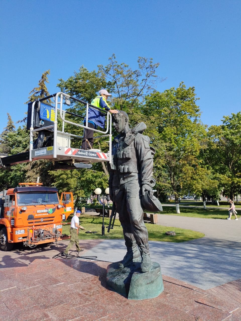 Мойка памятника в сквере М. Горького