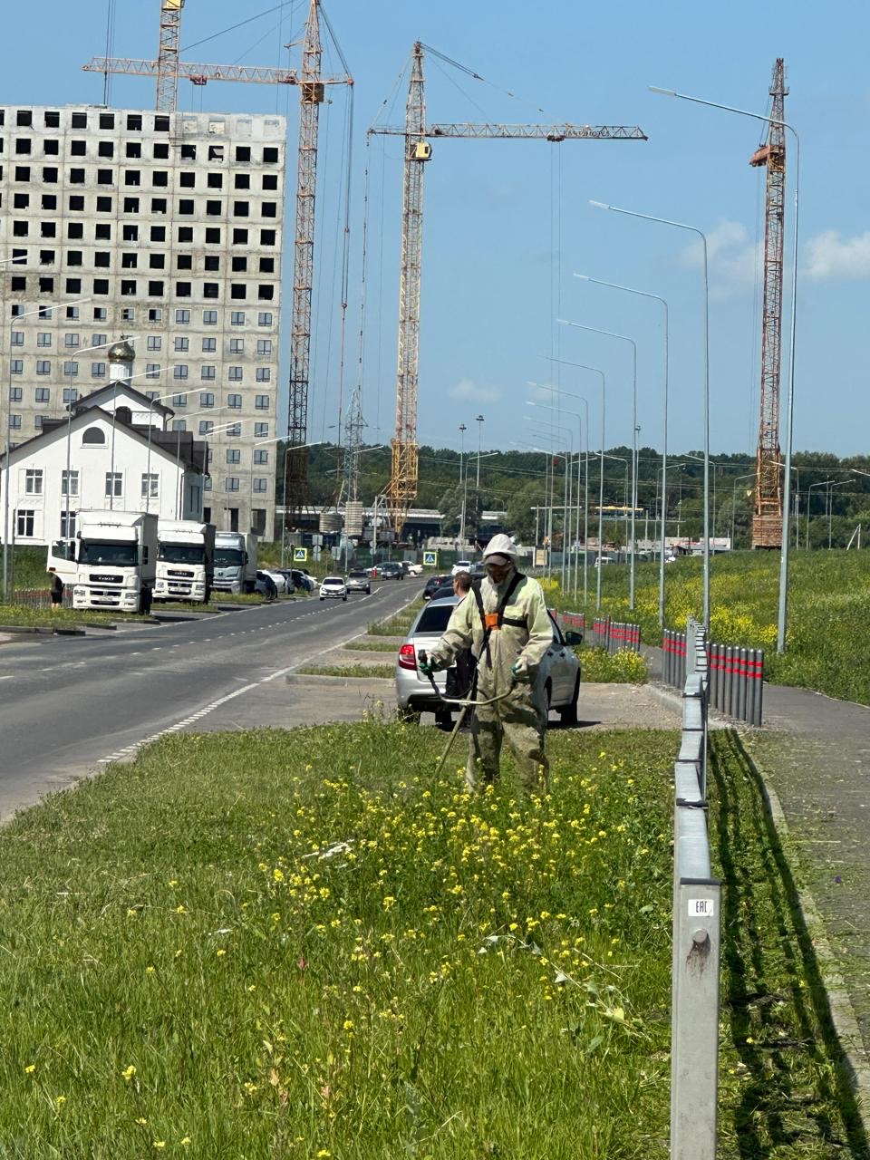 Покос травы на обочине по ул. Яшиной
