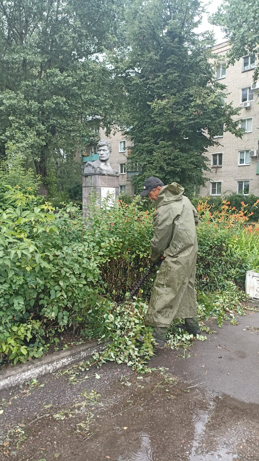 Стрижка кустарника по ул. Калинина