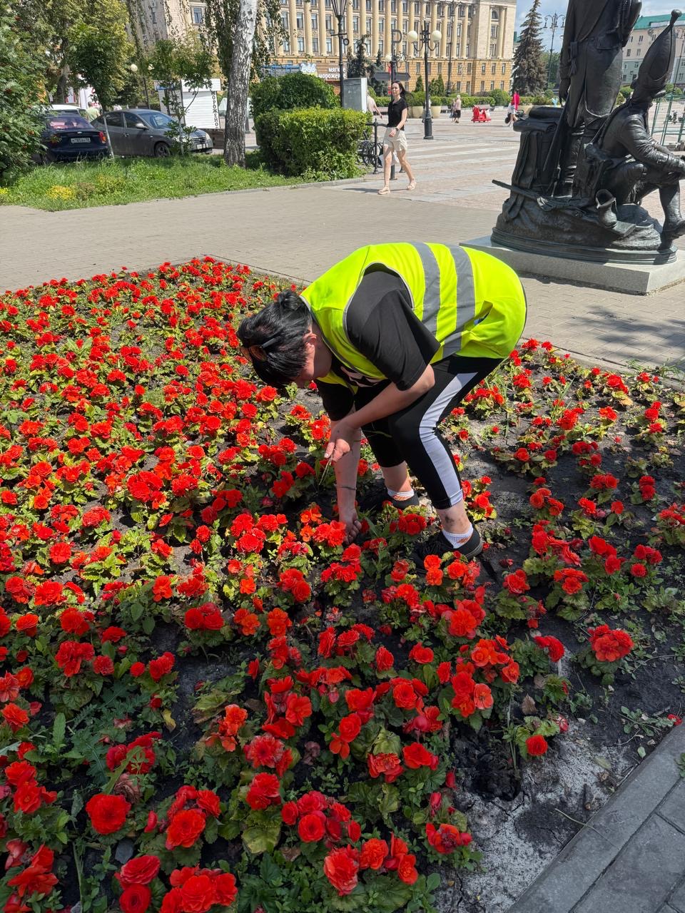 Прополка цветника на бульваре Пушкина