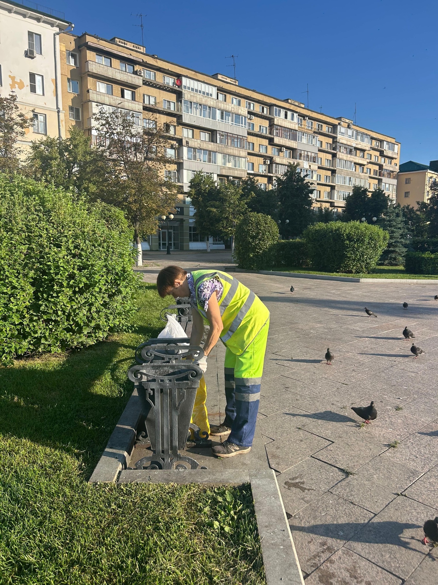 Уборка мусора (работа санитарного патруля) в сквере Ленина