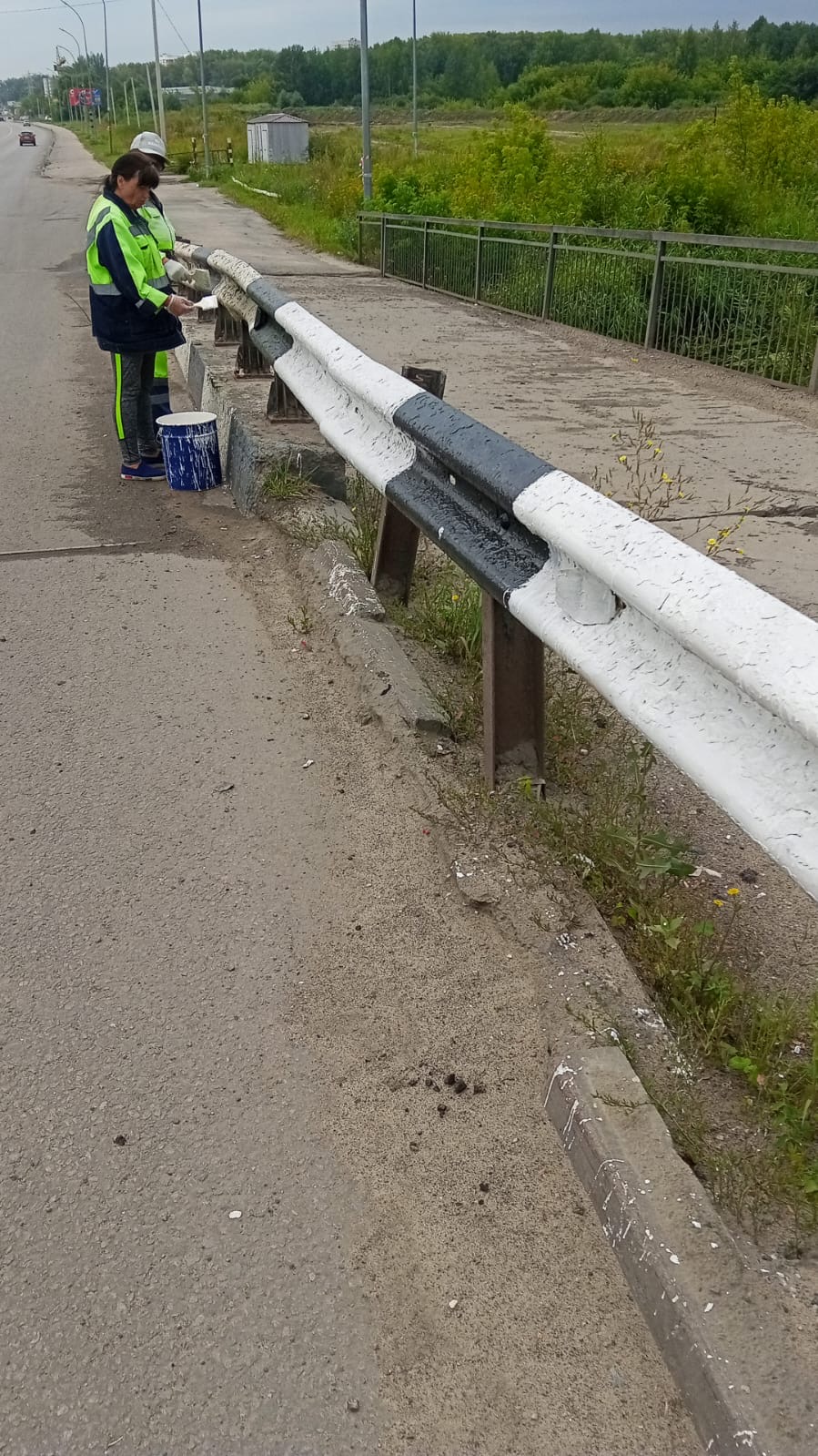 Покраска барьерного ограждения по ул. Островная