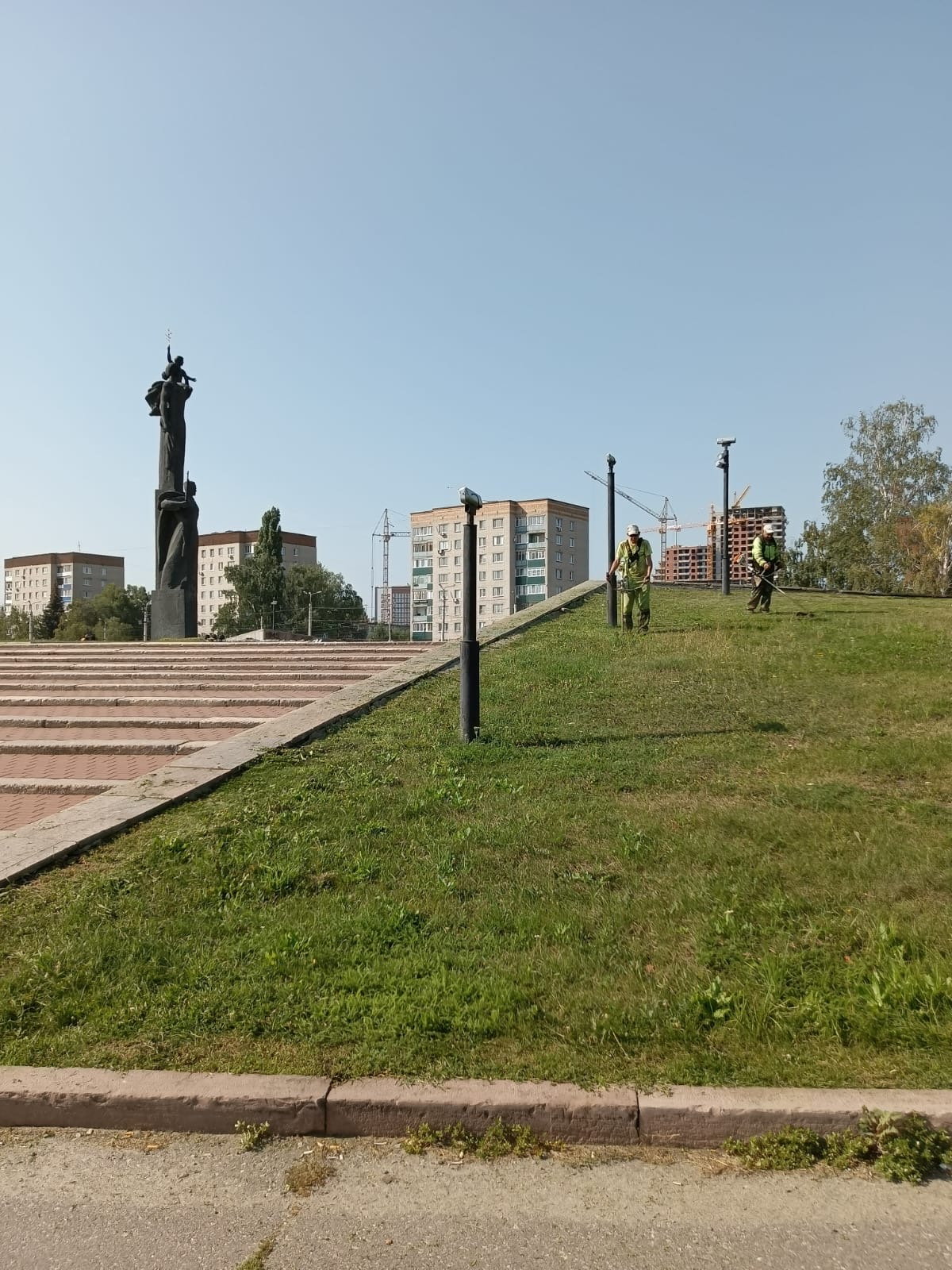 Покос травы на газонах в сквере у памятника Боевой и Трудовой славы