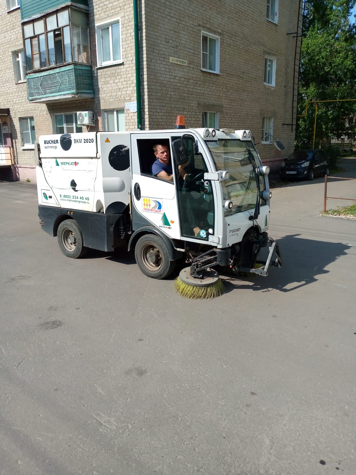 Механизированное подметание тротуара по ул. Калинина