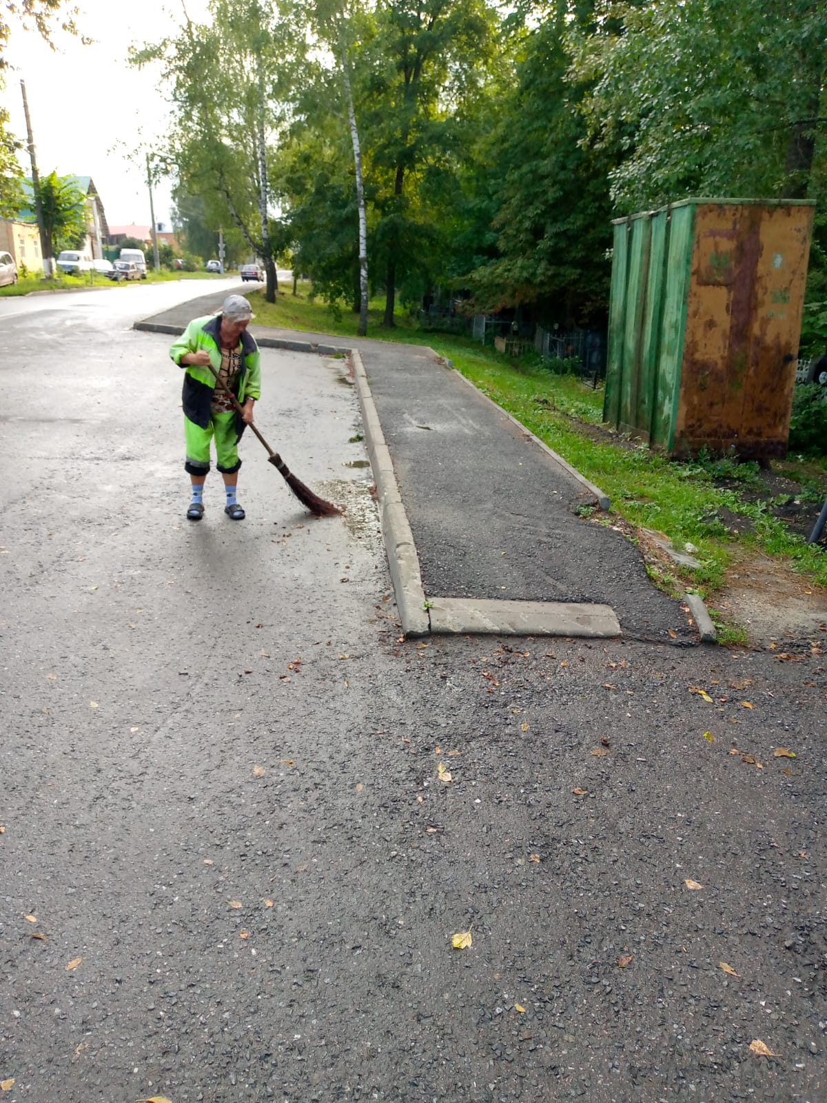 Ручная уборка смета с прилотковой части по ул. Водопьянова