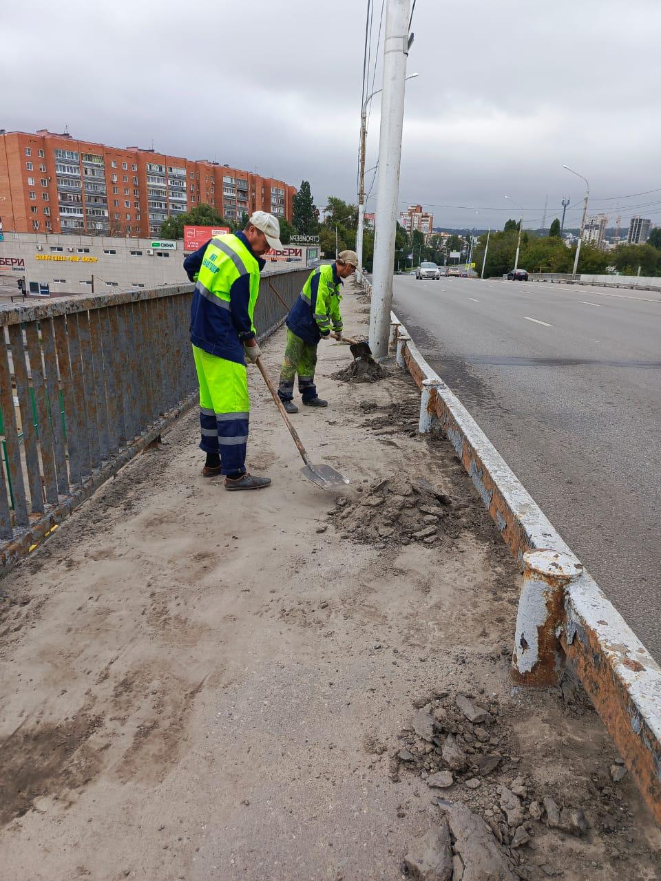 Ручная уборка тротуара на путепроводе по ул. Гагарина