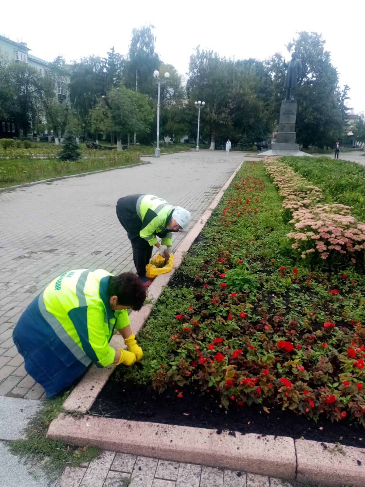Прополка цветника в сквере им. В. Г. Белинского