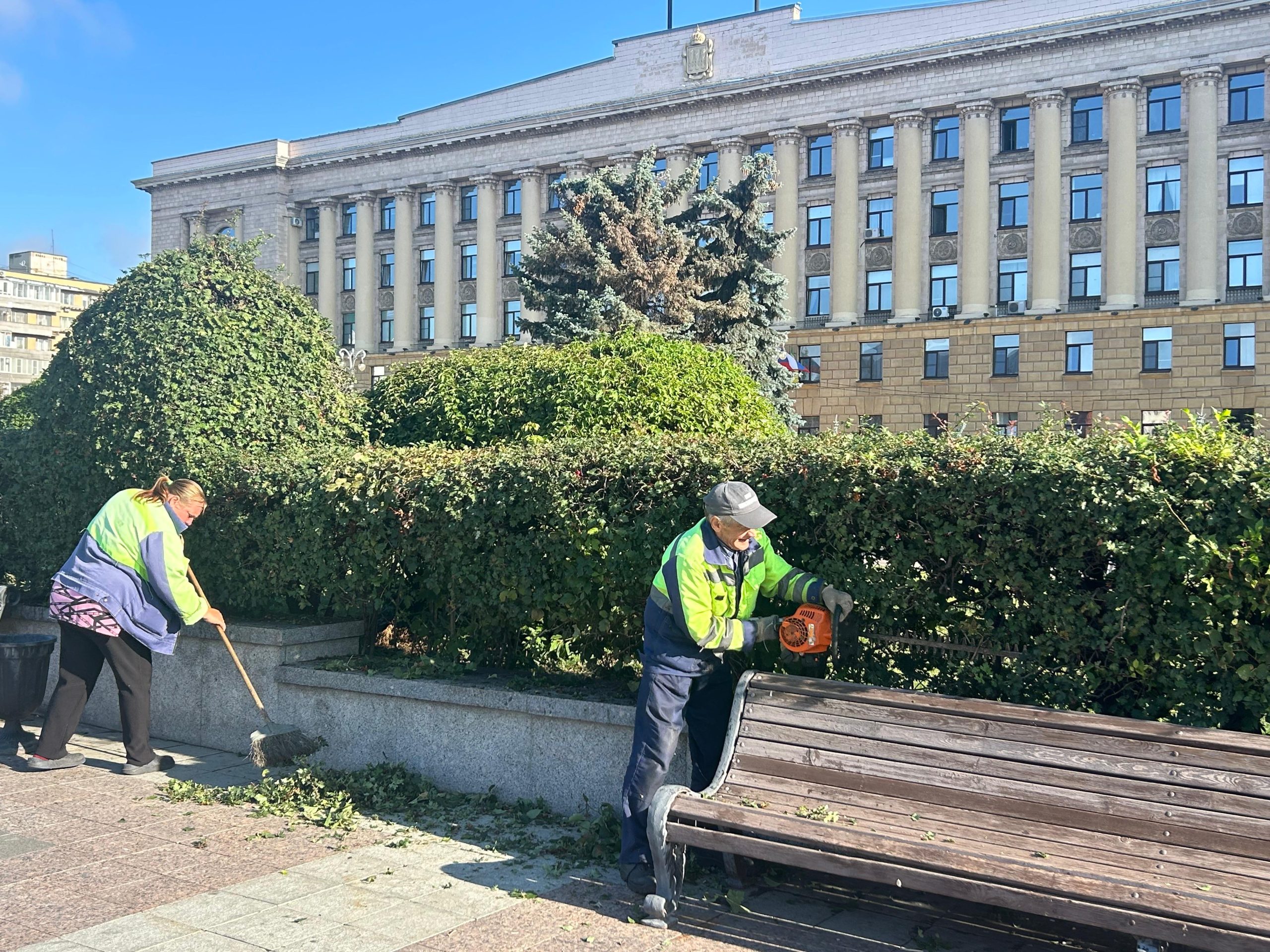 Стрижка кустарника по ул. Измайлова и в сквере им. Ленина