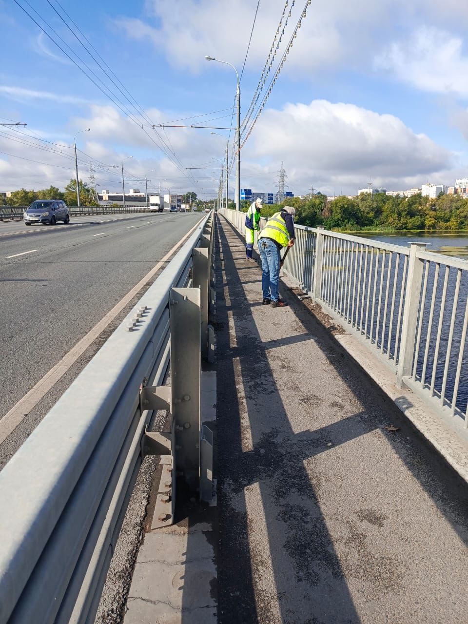 Ручная уборка тротуара на мосту по ул. Свердлова