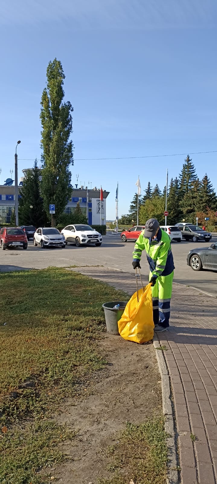 Уборка мусора на остановочных павильонах, на газонах (работа сан.патруля)