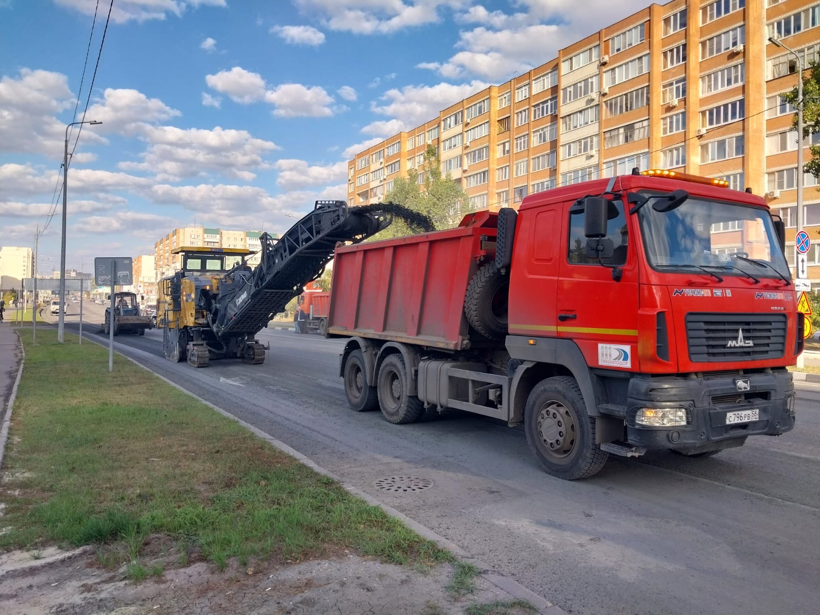 Срезка поверхностного слоя асфальтобетонного дорожного покрытия методом холодного фрезерования по ул. Антонова