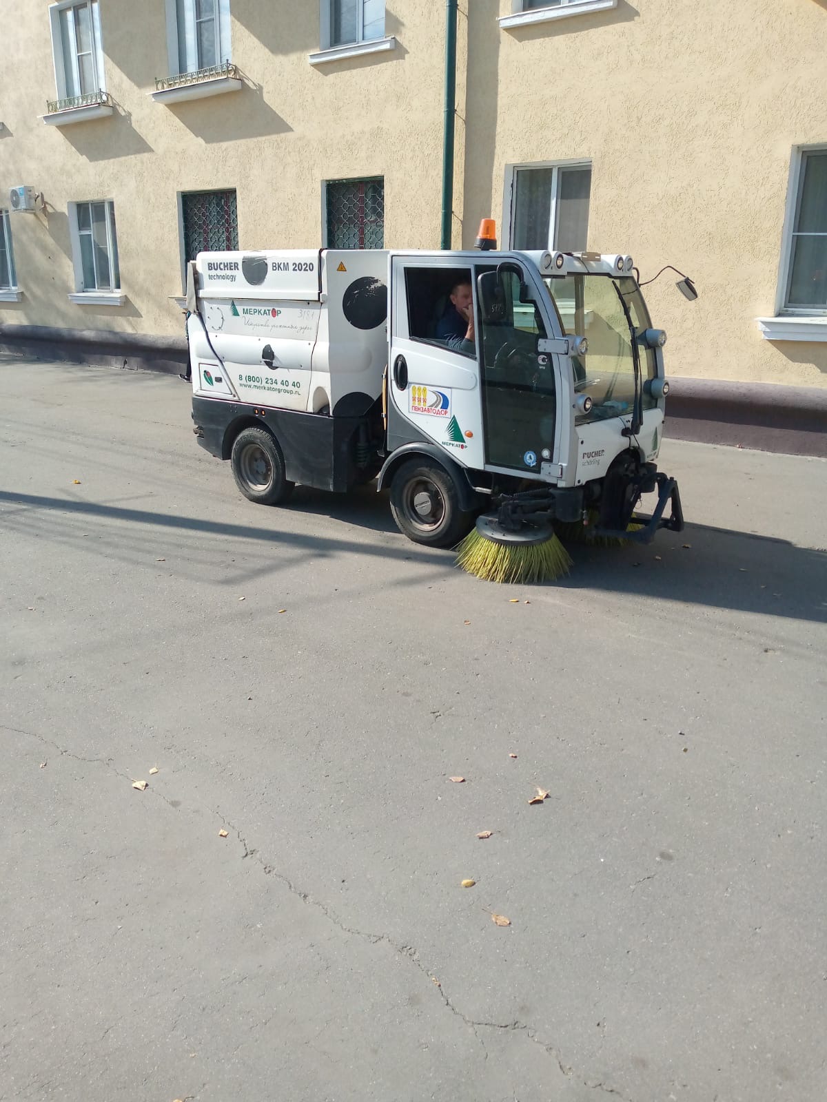 Очистка от грязи и мусора тротуара по ул. Попова с помощью малогабаритной подметальной машины