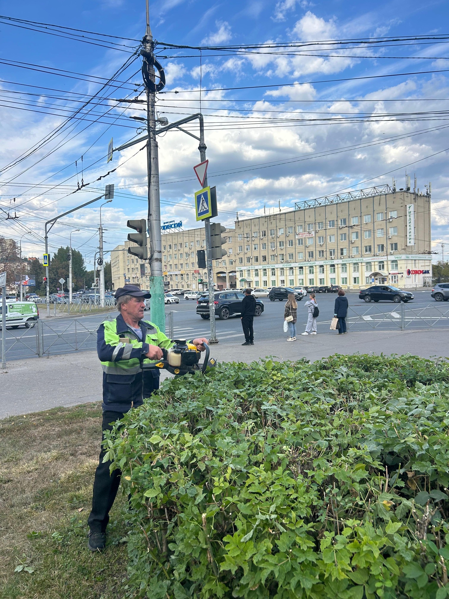 Стрижка кустарника по ул. Суворова