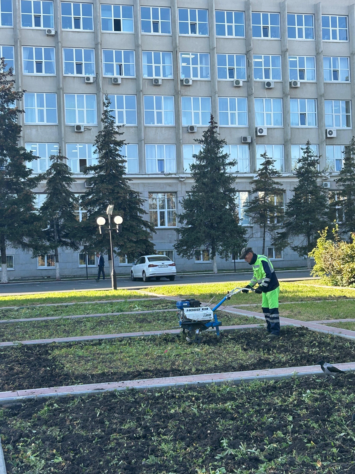 Вспашка цветника в сквере у Городской администрации