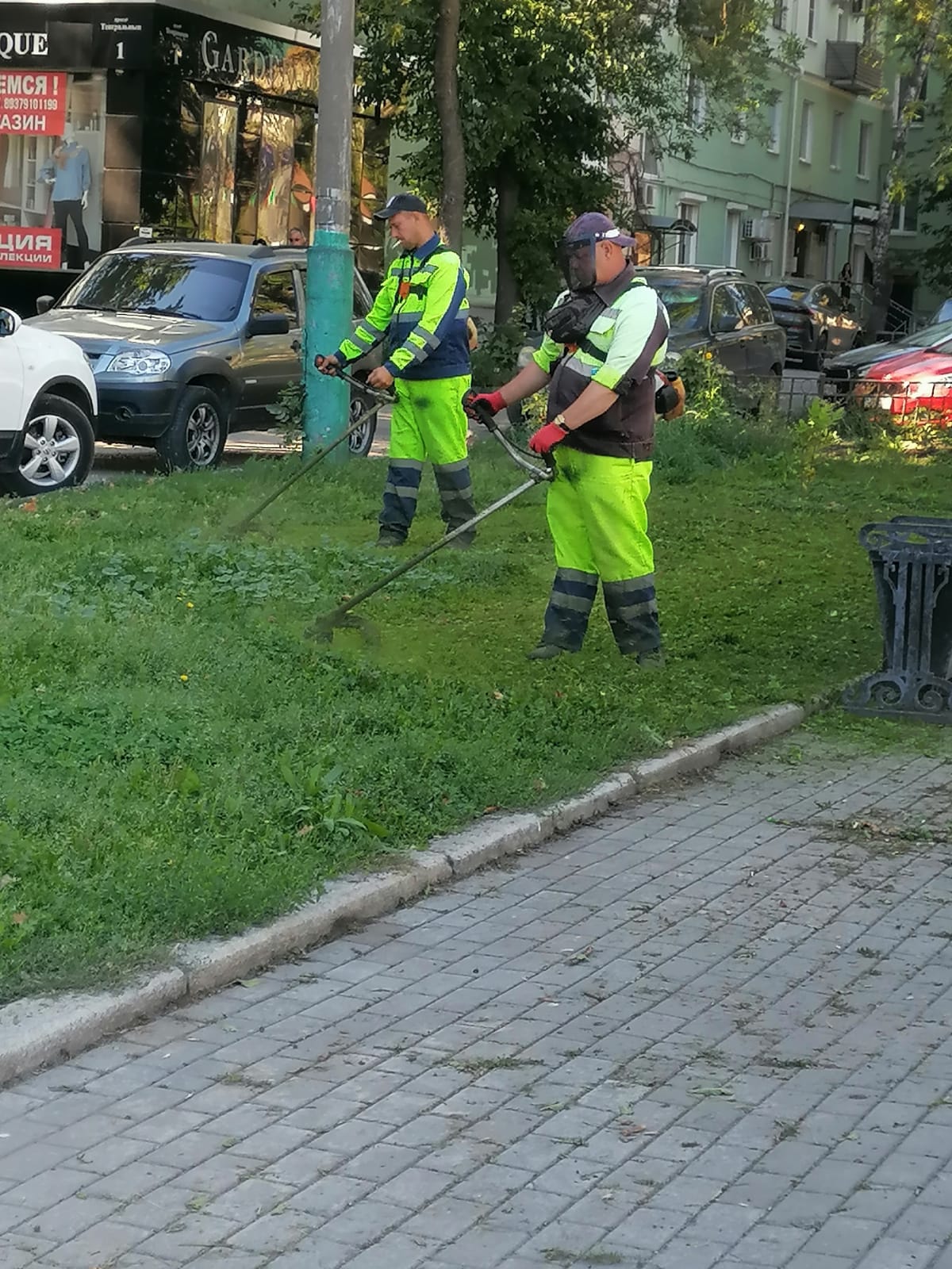 Уборка мусора, подметание и покос травы в сквере Белинского
