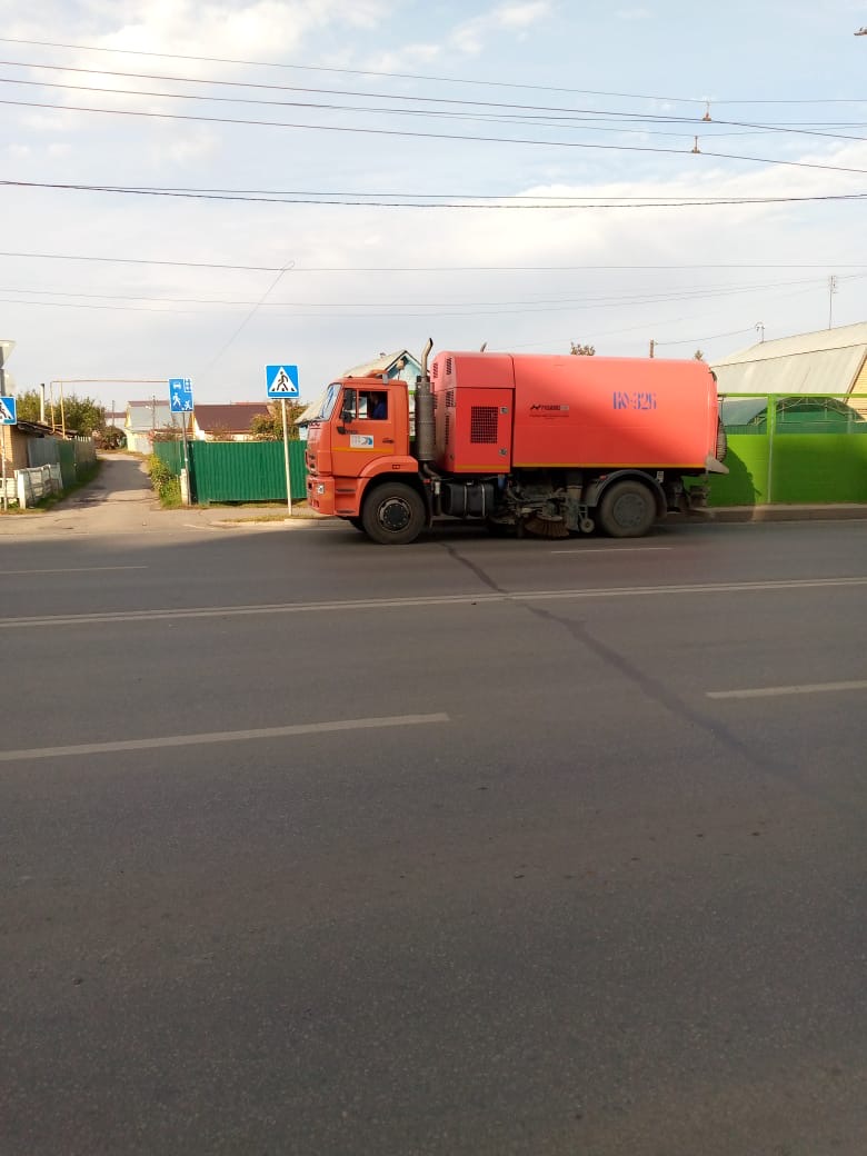 Уборка прилотковой части дороги вакуумно-подметальной машиной по ул. Терновского, Кривозерье