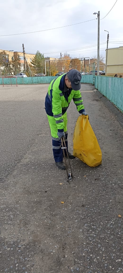 Уборка от мусора хоккейной площадки по ул. Бийской