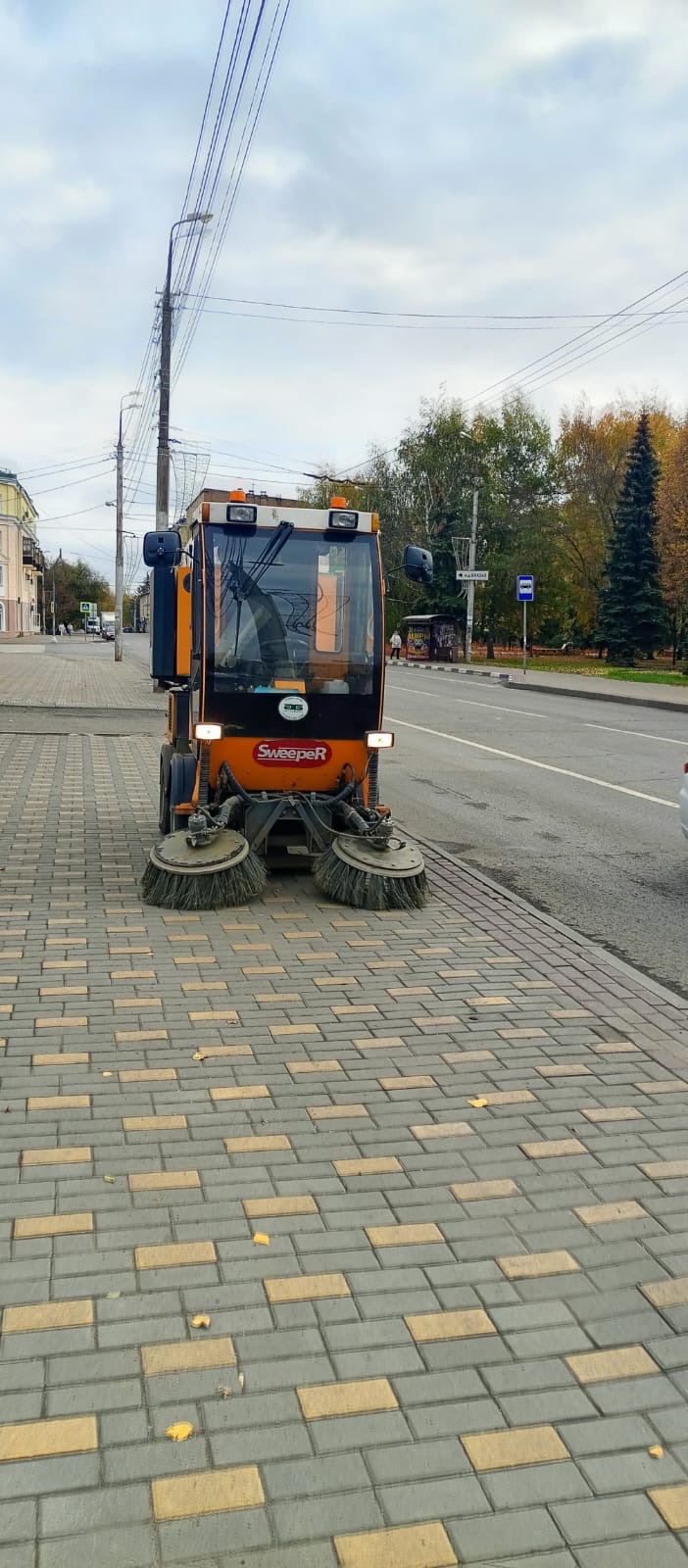 Механизированное подметание тротуара по ул. Суворова, Калинина