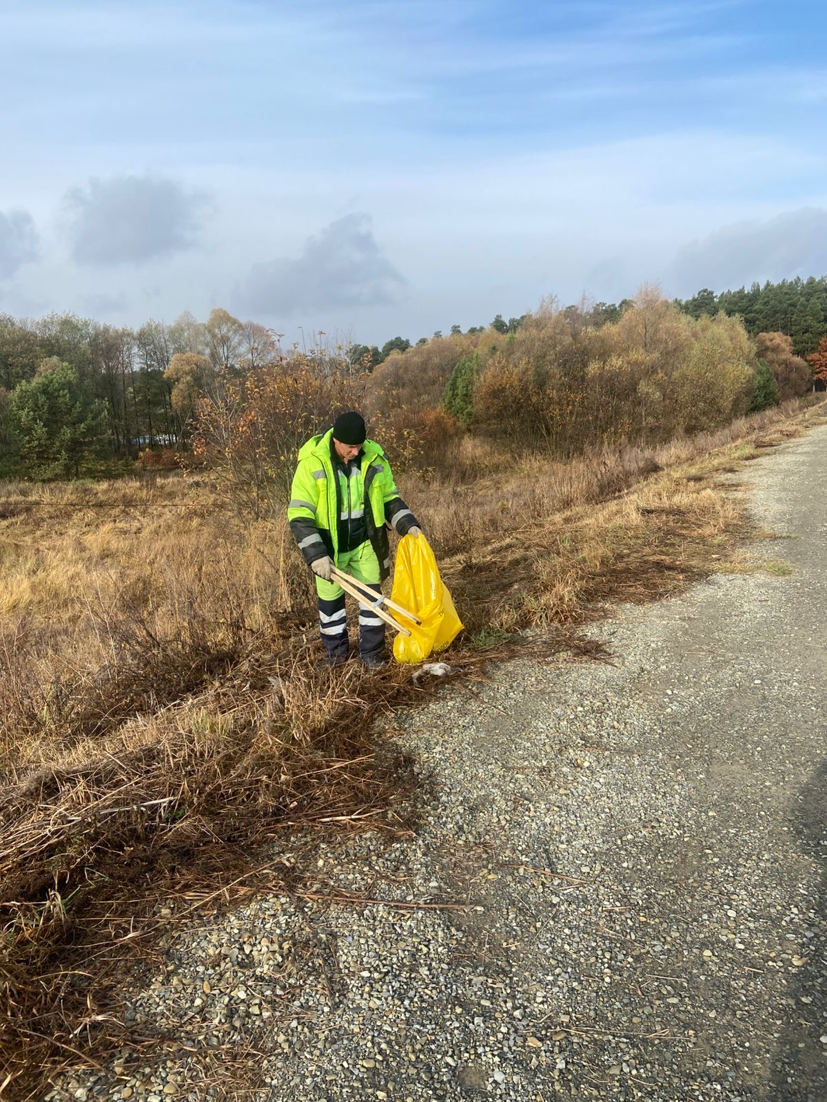 Очистка прилегающей территории водоема гидротехнического сооружения на реке Вядь от мусора, опавших листьев, сучьев