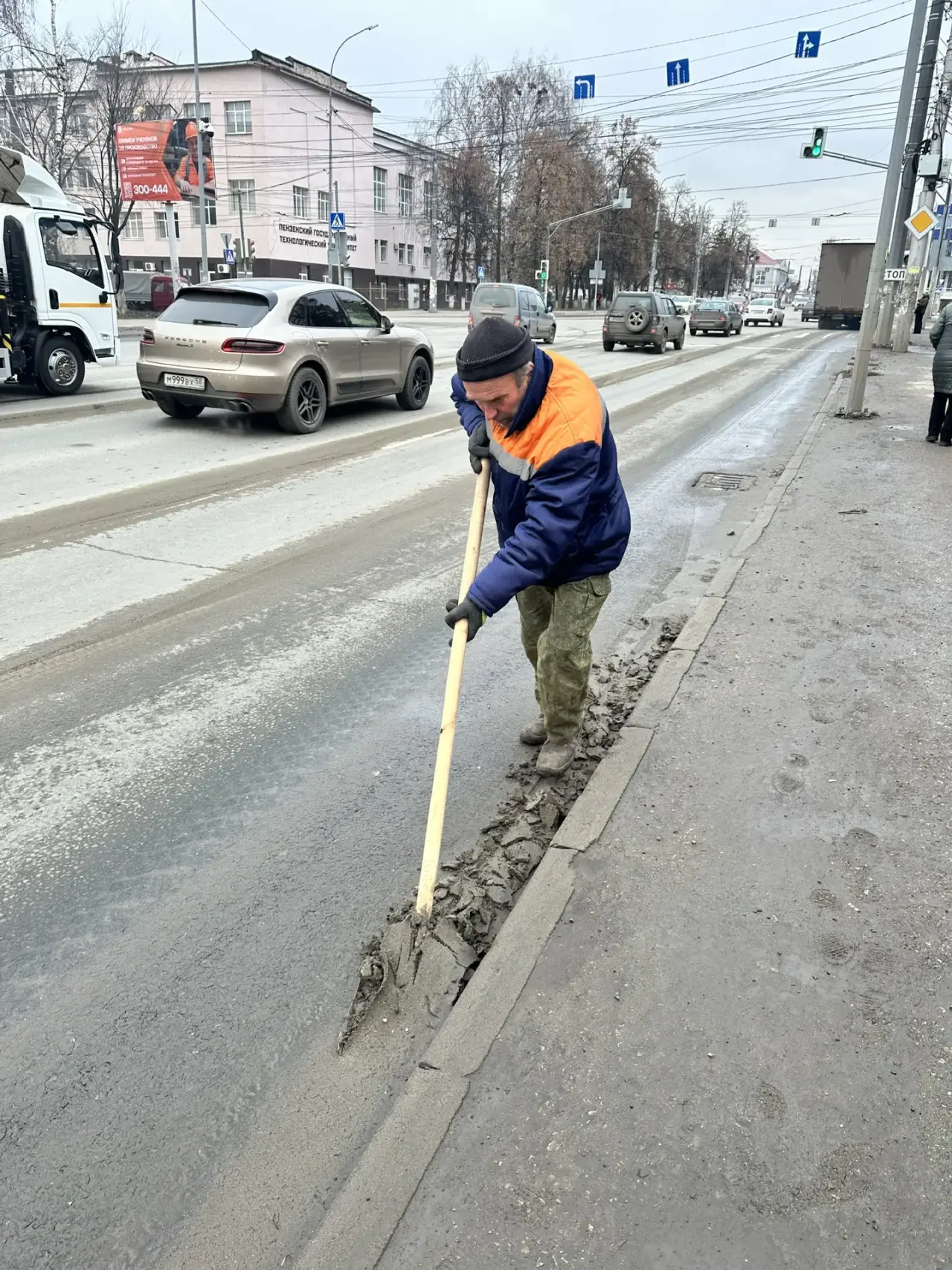 Уборка прилотковой части дороги по ул. Гагарина