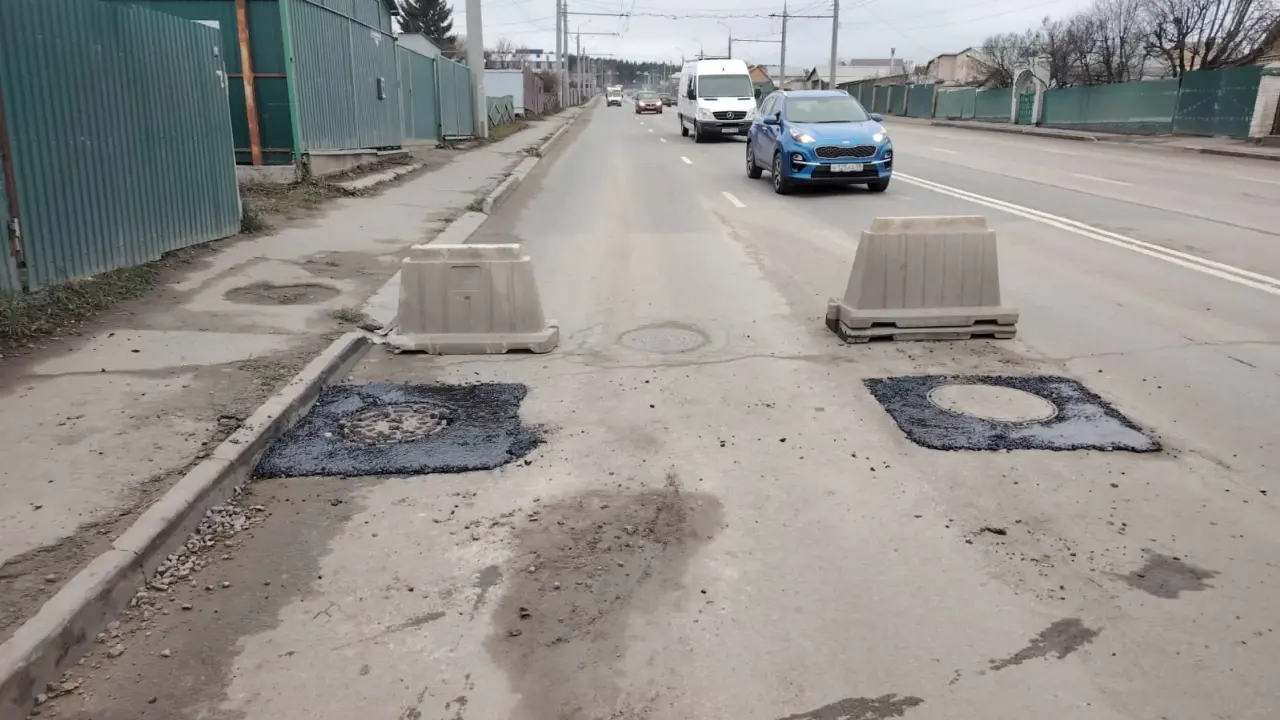 Ямочный ремонт дороги по ул. Карпинского литым асфальтом