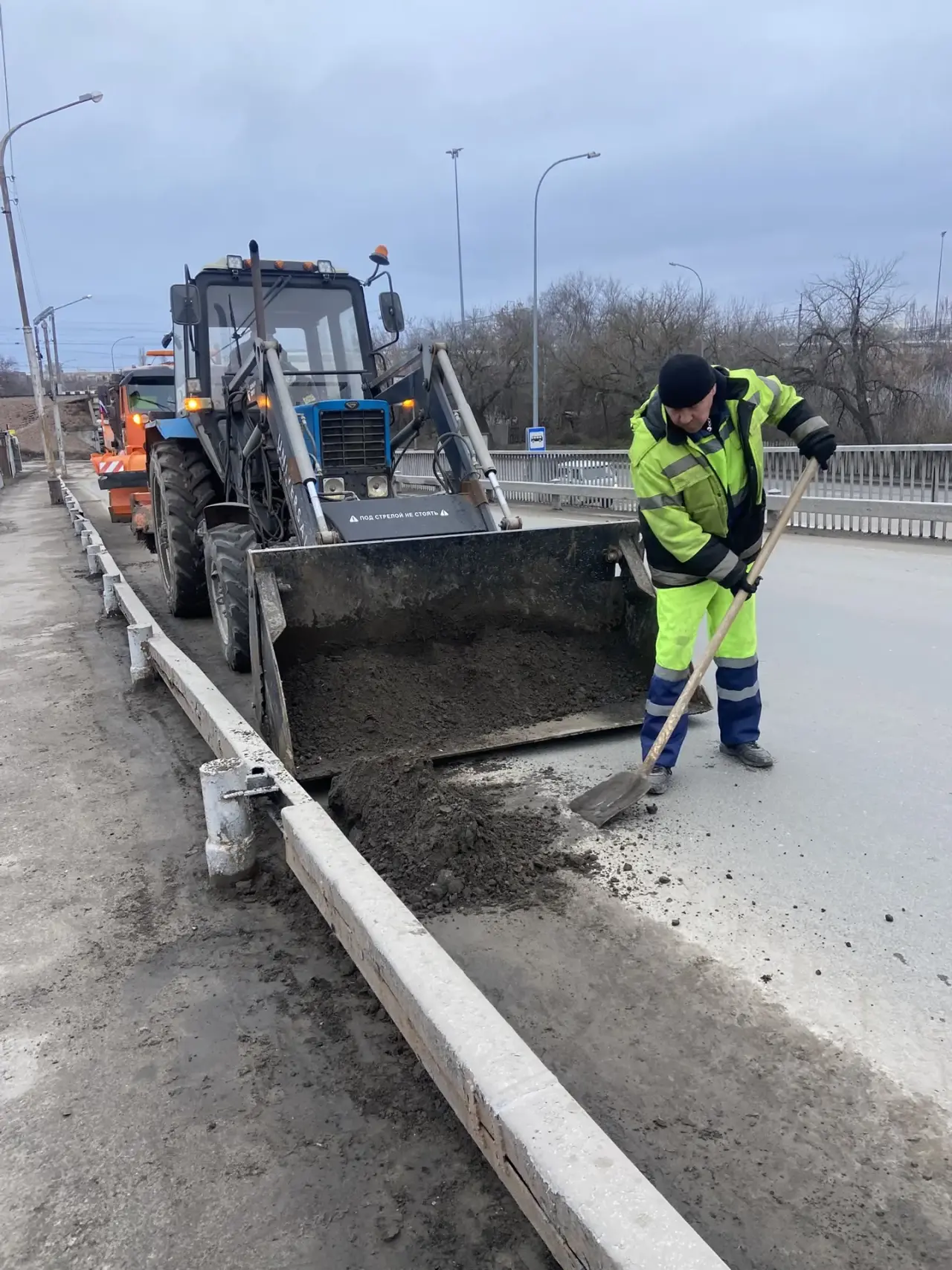 Ручная уборка прилотковой части дороги Большого Сурского моста и эстакады