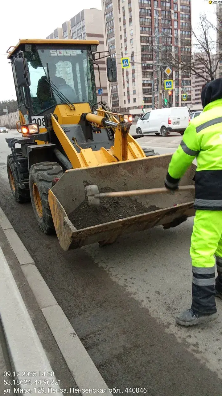 Уборка прилотковой части дороги по ул. Окружная