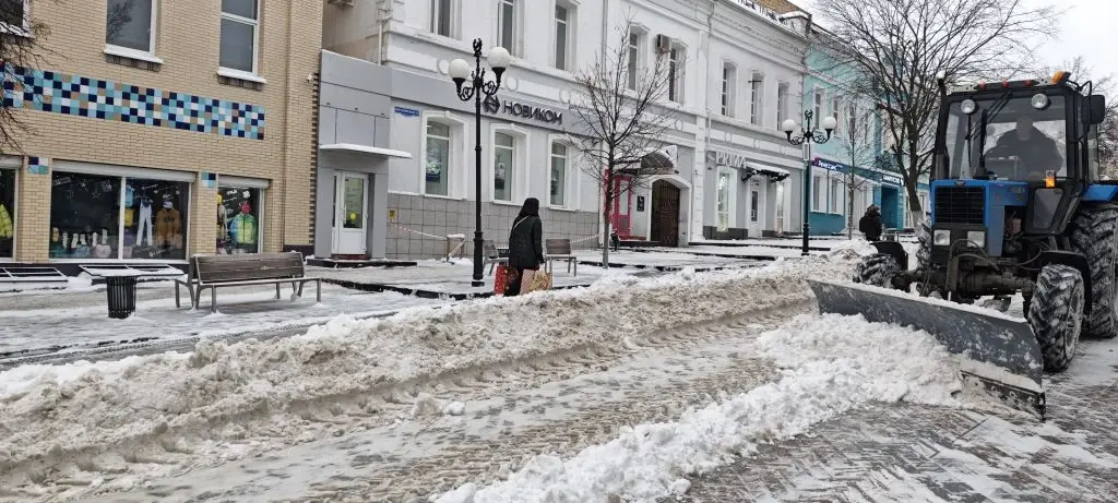 Подготовка снежного вала под погрузку, погрузка и вывоз снега с ул. Московской