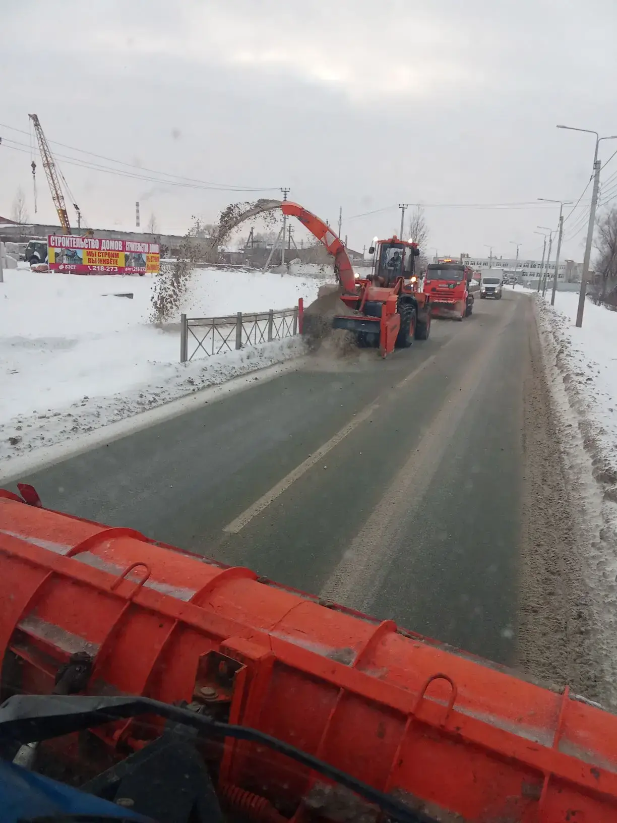 Перекидка снега шнекороторным снегоочистителем по ул. Рябова
