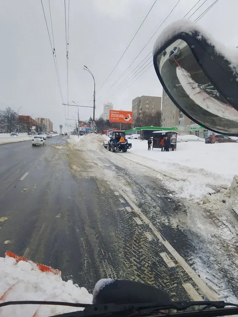 Расчистка заездных карманов на остановках от снега по Проспекту Строителей