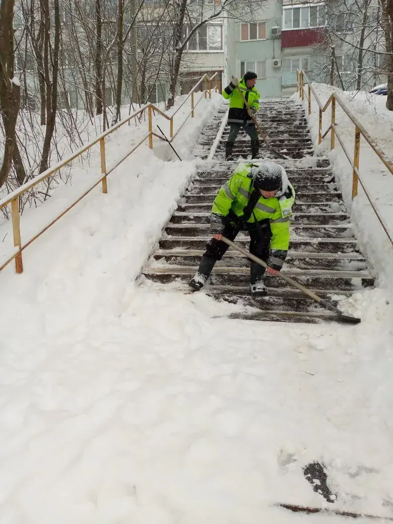 Очистка от снега лестничных маршей по ул. Московская, Кижеватова