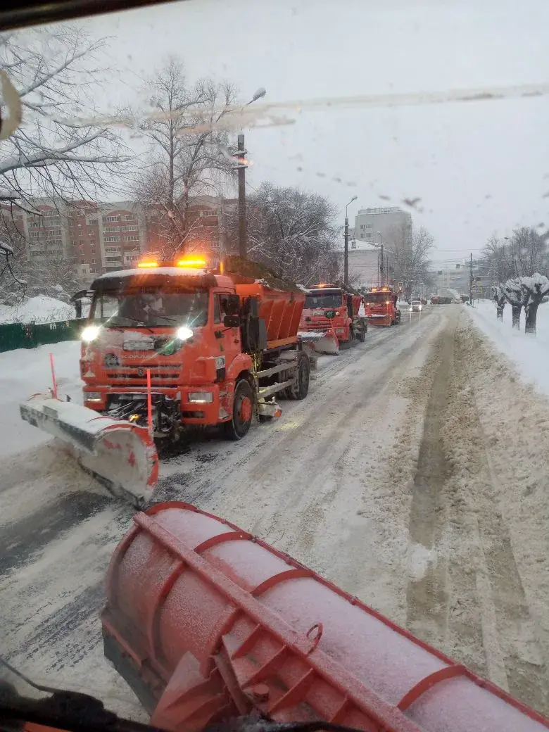 Очистка дорог от снега плугом и щеткой по ул. Гагарина, Свердлова