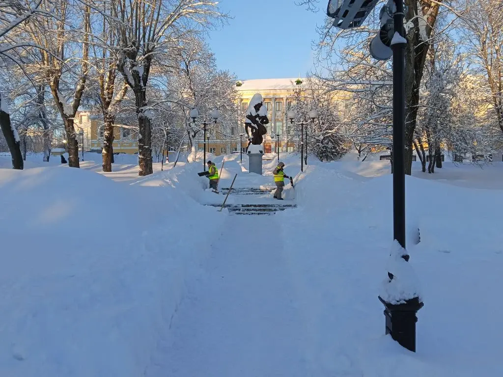 Очистка от снега сквера 40 лет ВЛКСМ