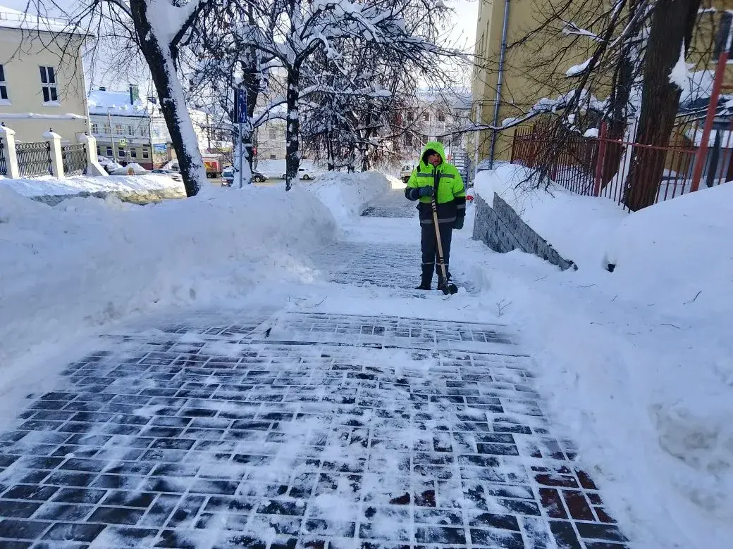 Очистка от снега лестничного марша по ул. К. Маркса