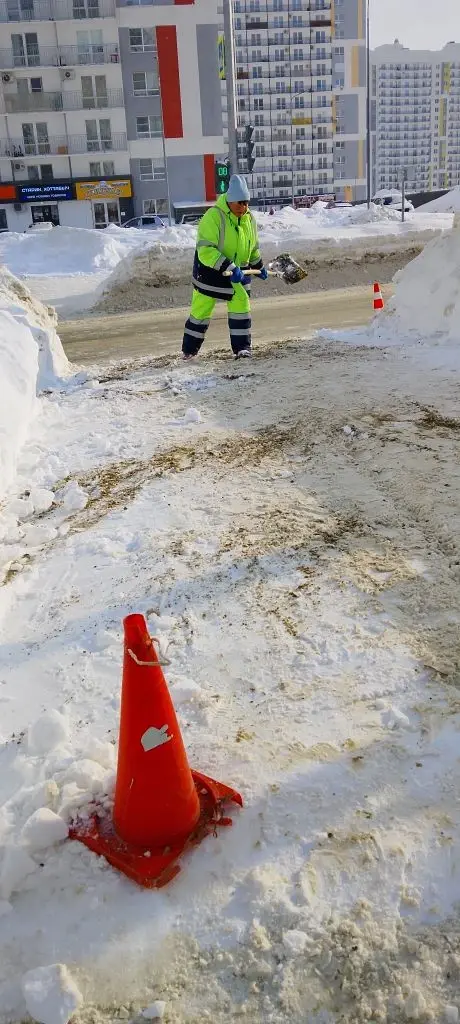 Расчистка от снега и обработка пескосоляной смесью пешеходных переходов по городу