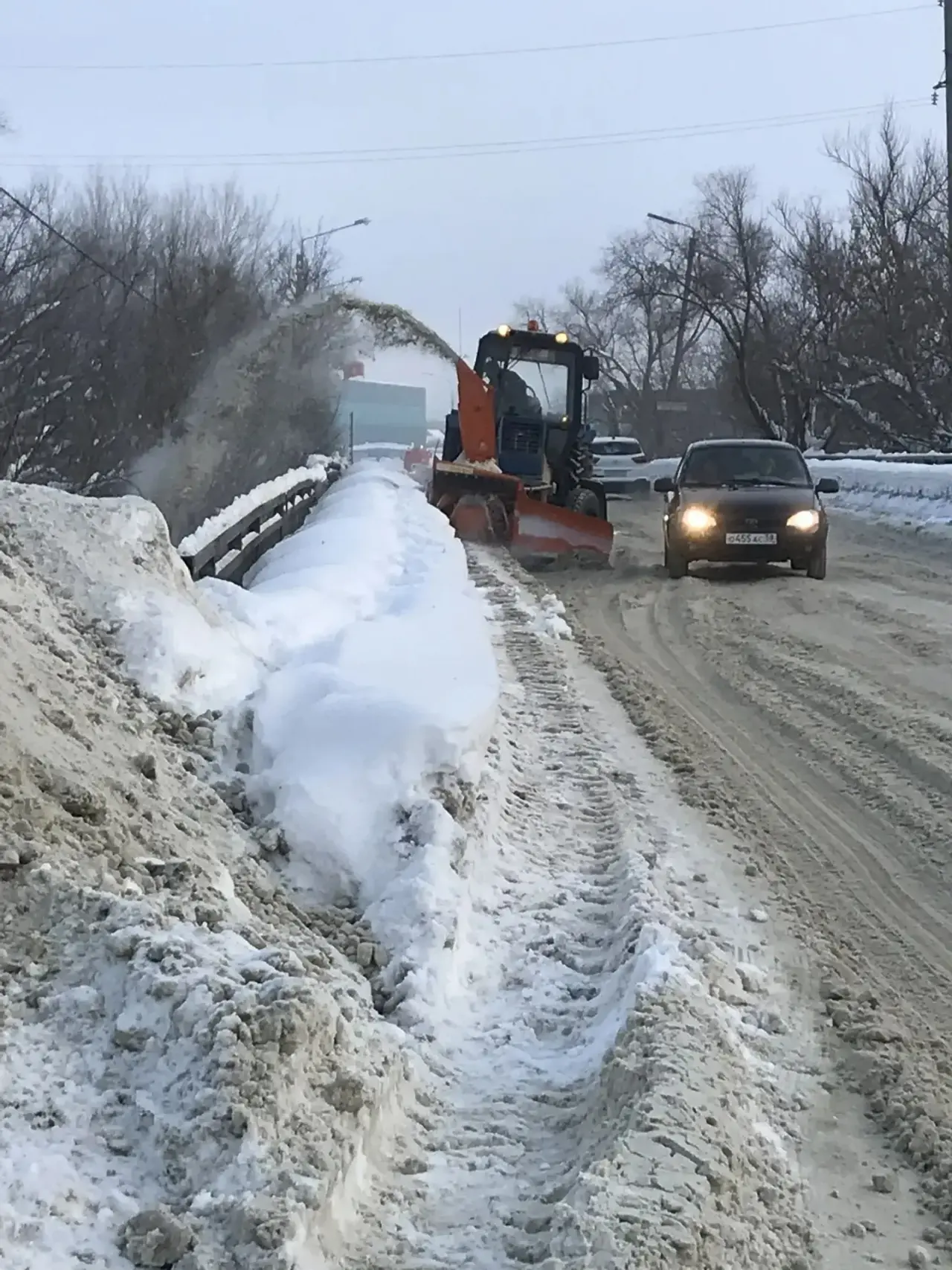 Очистка от снега моста по ул. Бийской