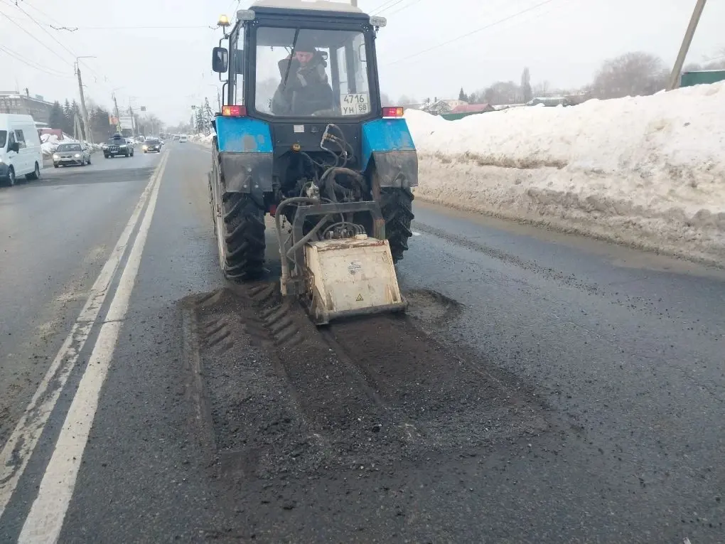 Ямочный ремонт литым асфальтом дороги по ул. Кривозерье