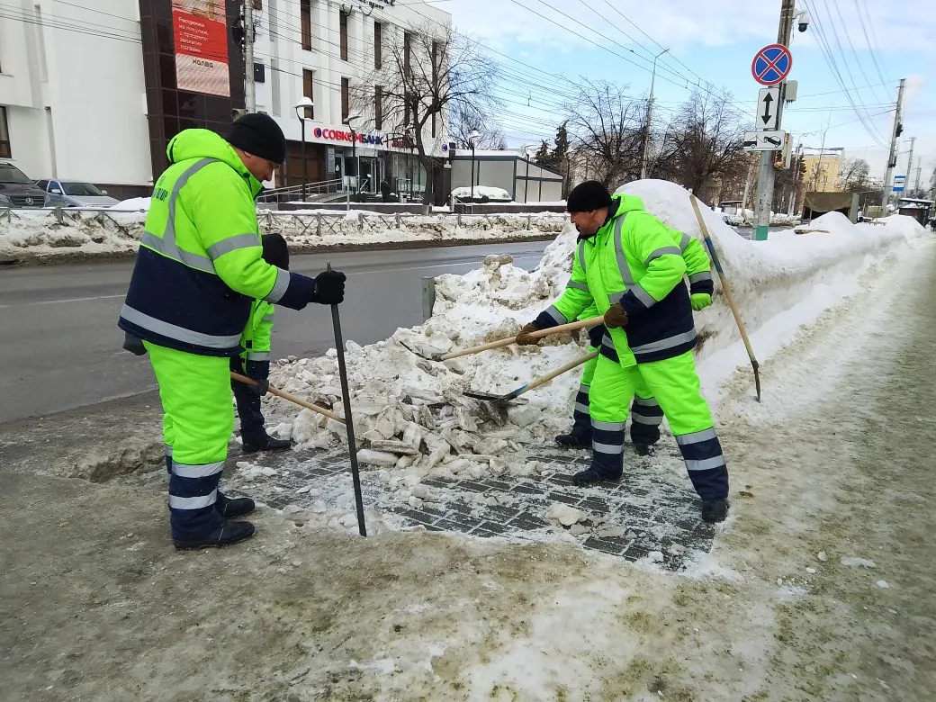 Скол льда на тротуаре и пешеходных переходах по ул. Володарского