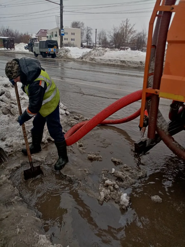 Очистка решеток ливневой канализации от снега, откачка воды по ул. Терновского