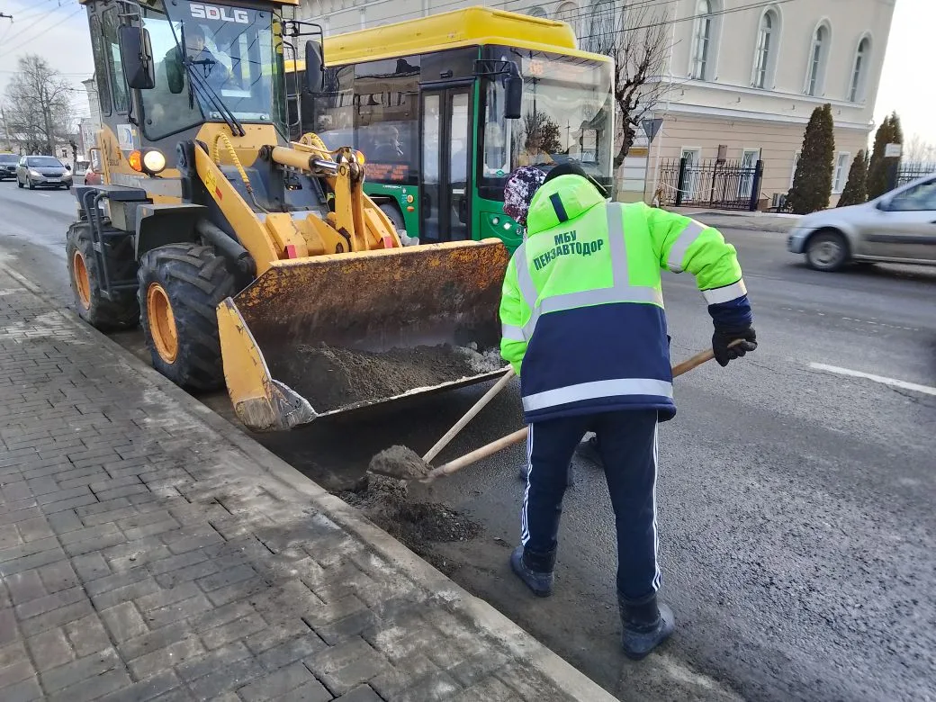 Ручная уборка зимних накоплений с прилотковой части дороги по ул. Кирова