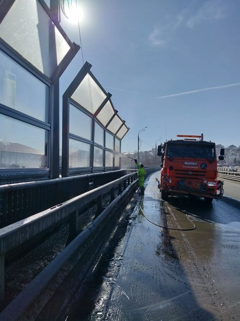 Мойка шумозащитных экранов на мосту по ул. Измайлова