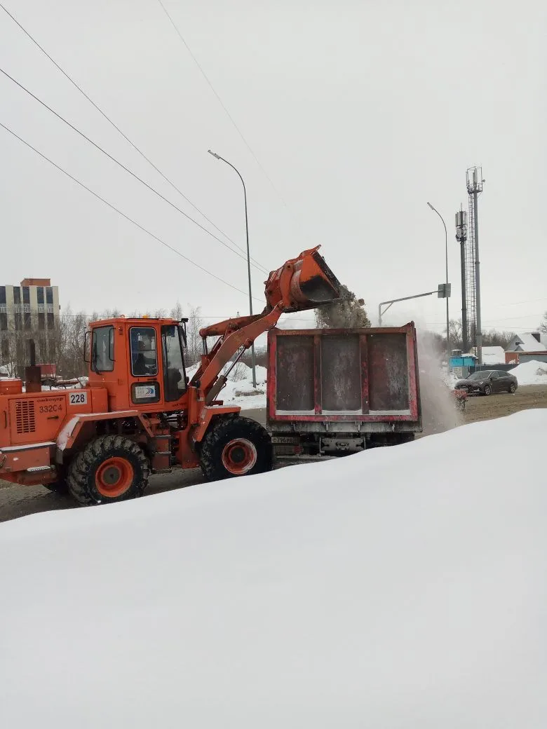 Погрузка и вывоз снега по ул. Бурмистрова