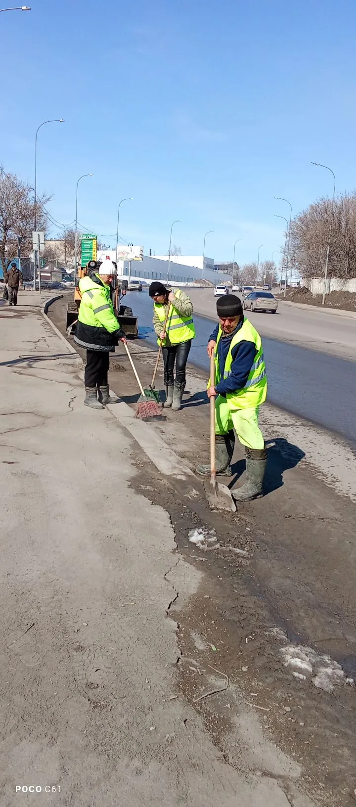 Ручная уборка зимних накоплений по ул. Окружная, погрузка и вывоз смета