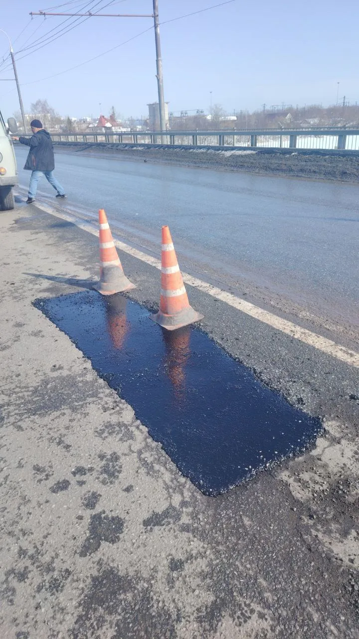 Ямочный ремонт дорог литым асфальтом на мосту по ул. Свердлова