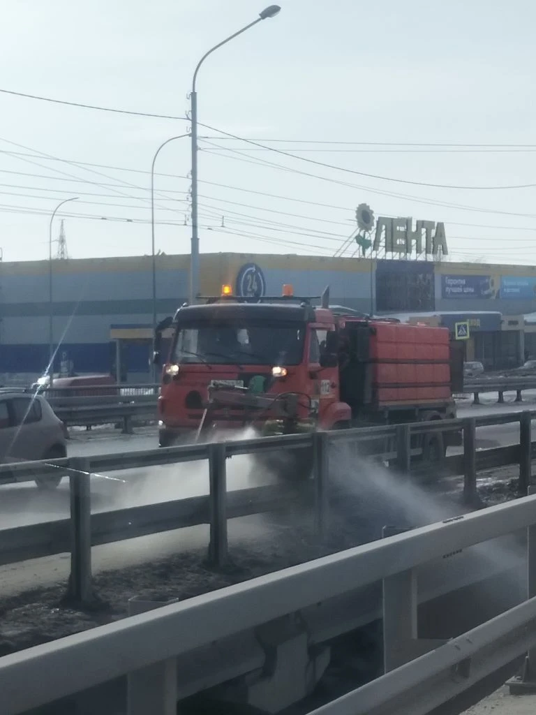 Мойка ограждений безопасности на путепроводе по ул. 8 Марта