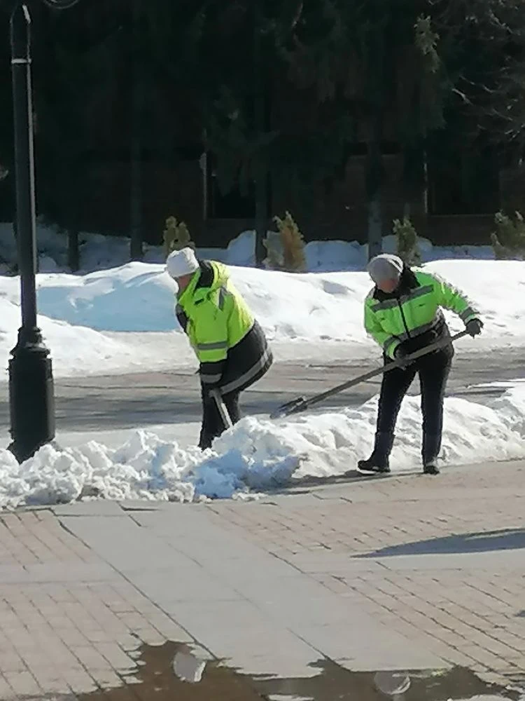 Ворошение снега на ул. Московской