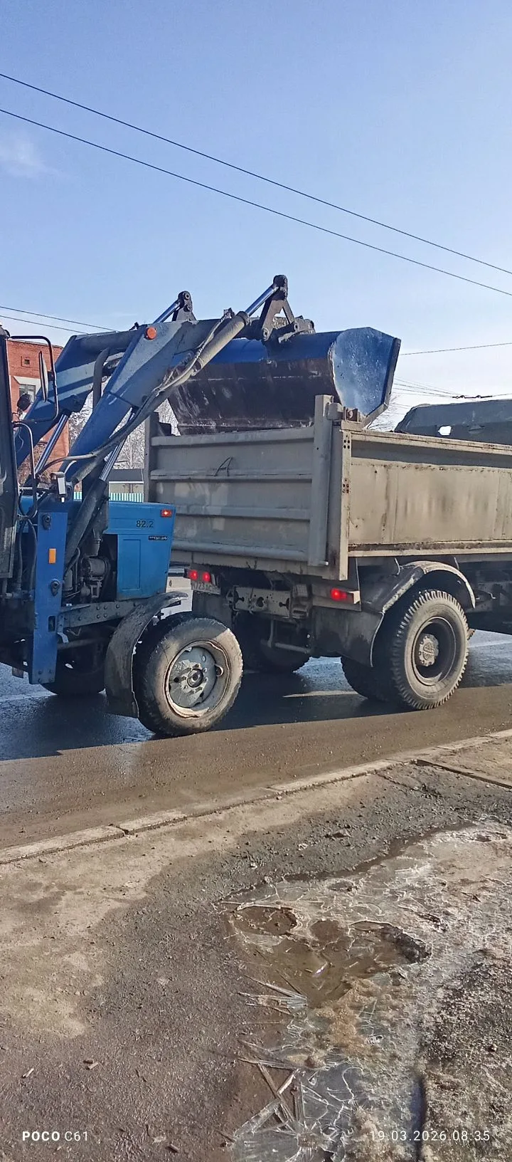 Ручная уборка зимних накоплений с прилотковой части дороги по ул. Свердлова, погрузка и вывоз смета