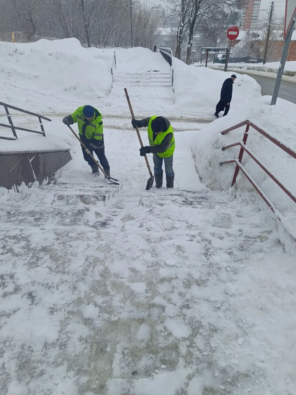Очистка от снега лестницы по ул. Красной