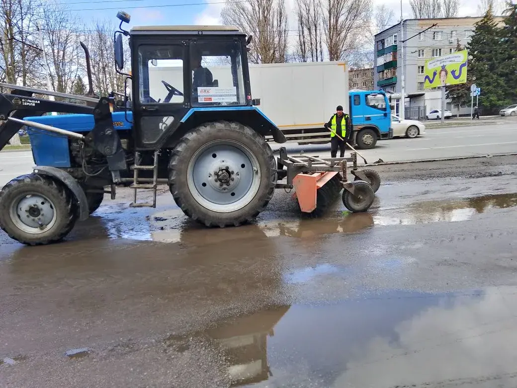 Уборка прилотковой части и тротуара по ул. Коммунистической