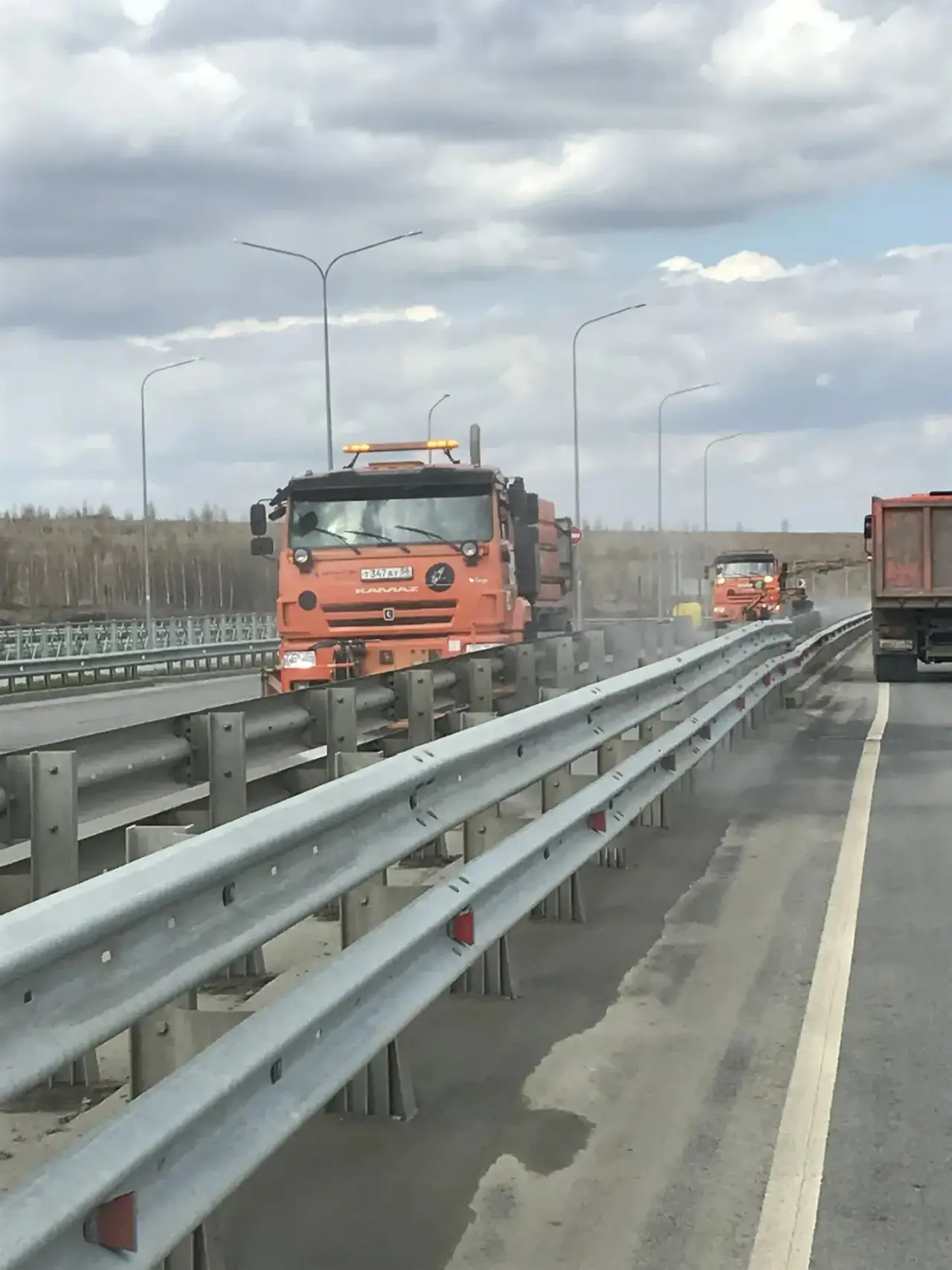 Ручная уборка прилотковой части транспортной развязки на 624 км автомобильной дороги М-5 Урал